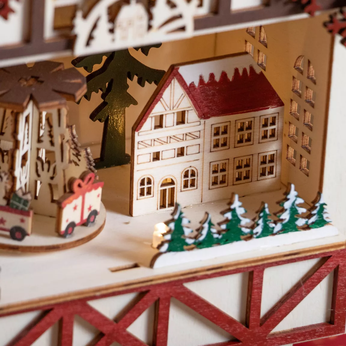 Village de Noël en bois lumineux et musical à piles (20 x H27 cm) Charriot et village