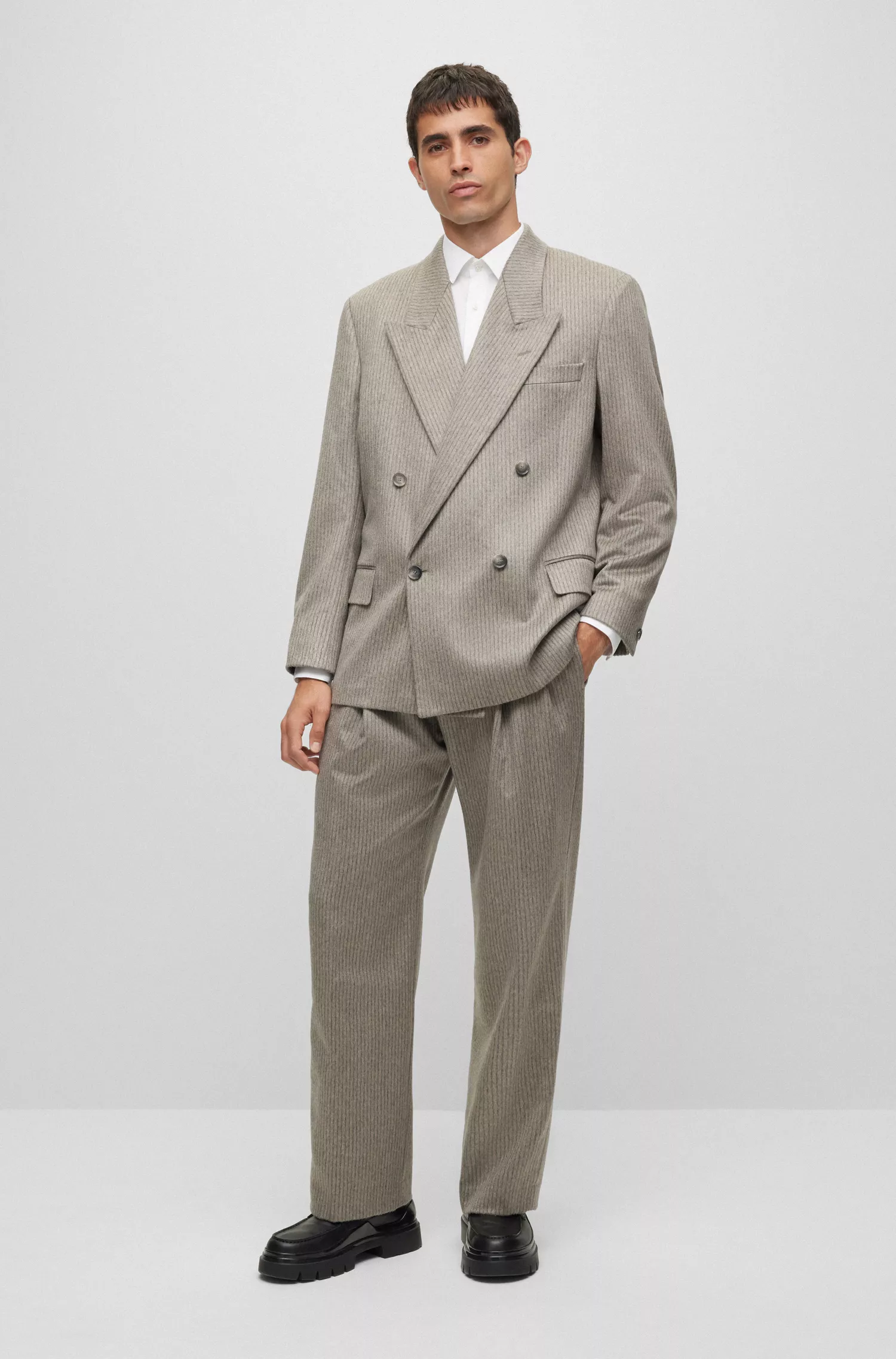 Terno BOSS preto de cashmere puro com abotoamento duplo e estampa listrada.