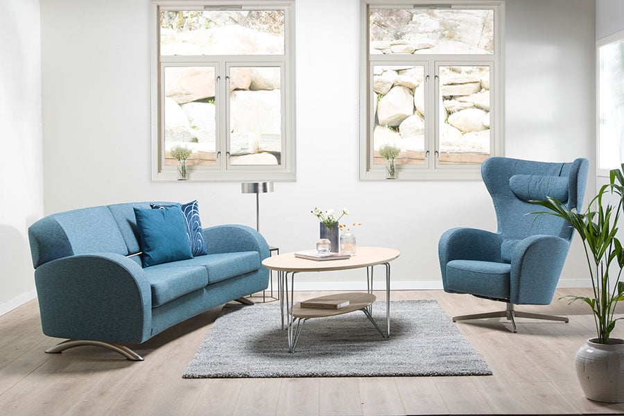Stream sofa 3-seter i tekstil Cabana Lagoon med ben i matt krom.