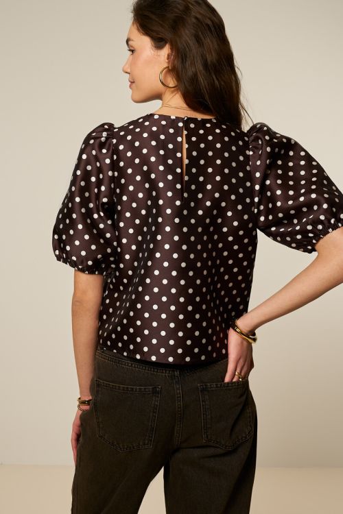 Bruine polkadot top met korte pofmouwen