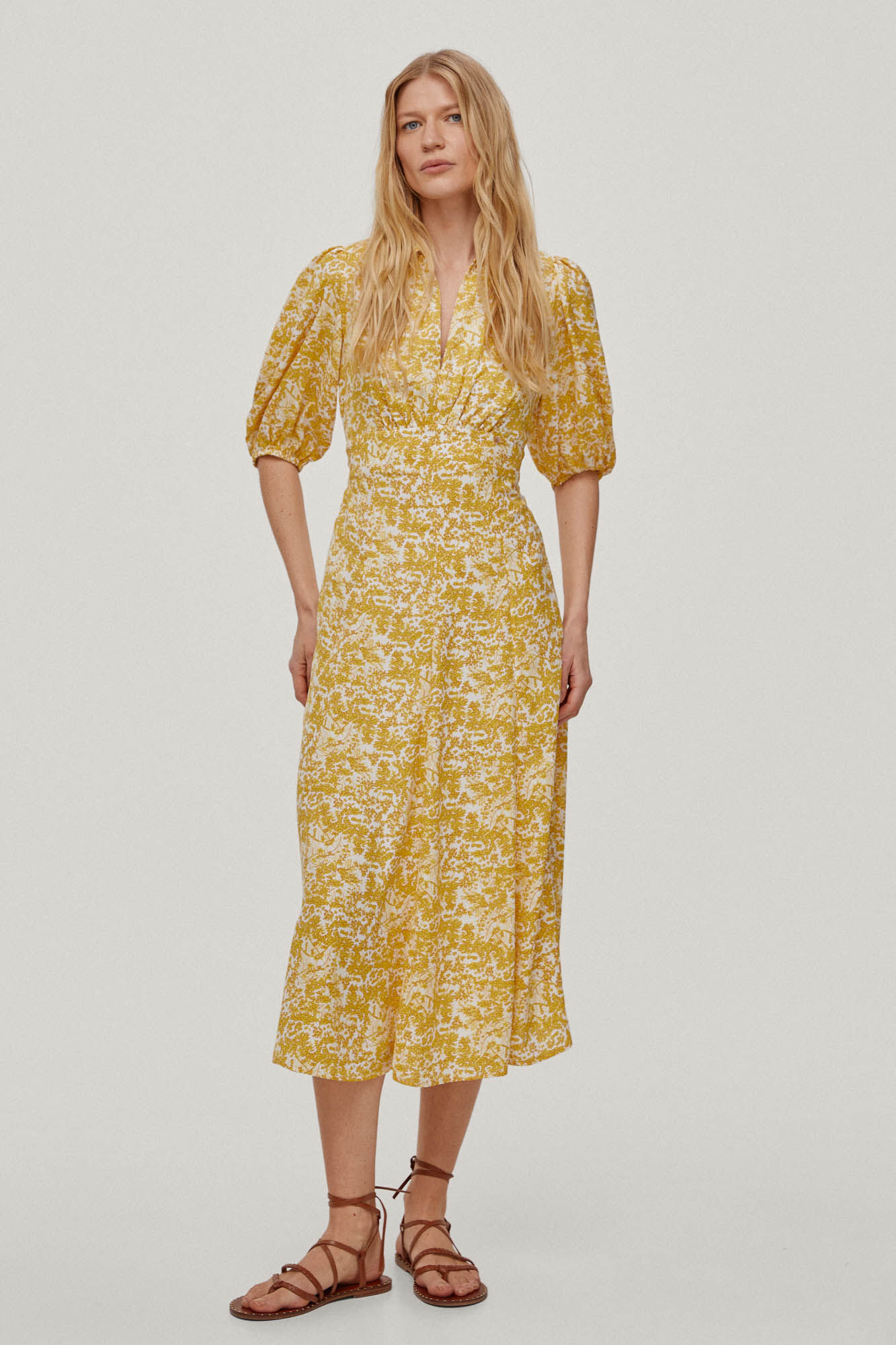 Vestido fluido com estampa floral - Amarelo