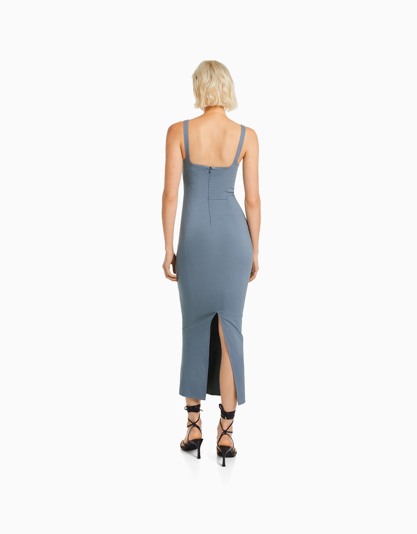 Vestido midi ajustado com alças largas.