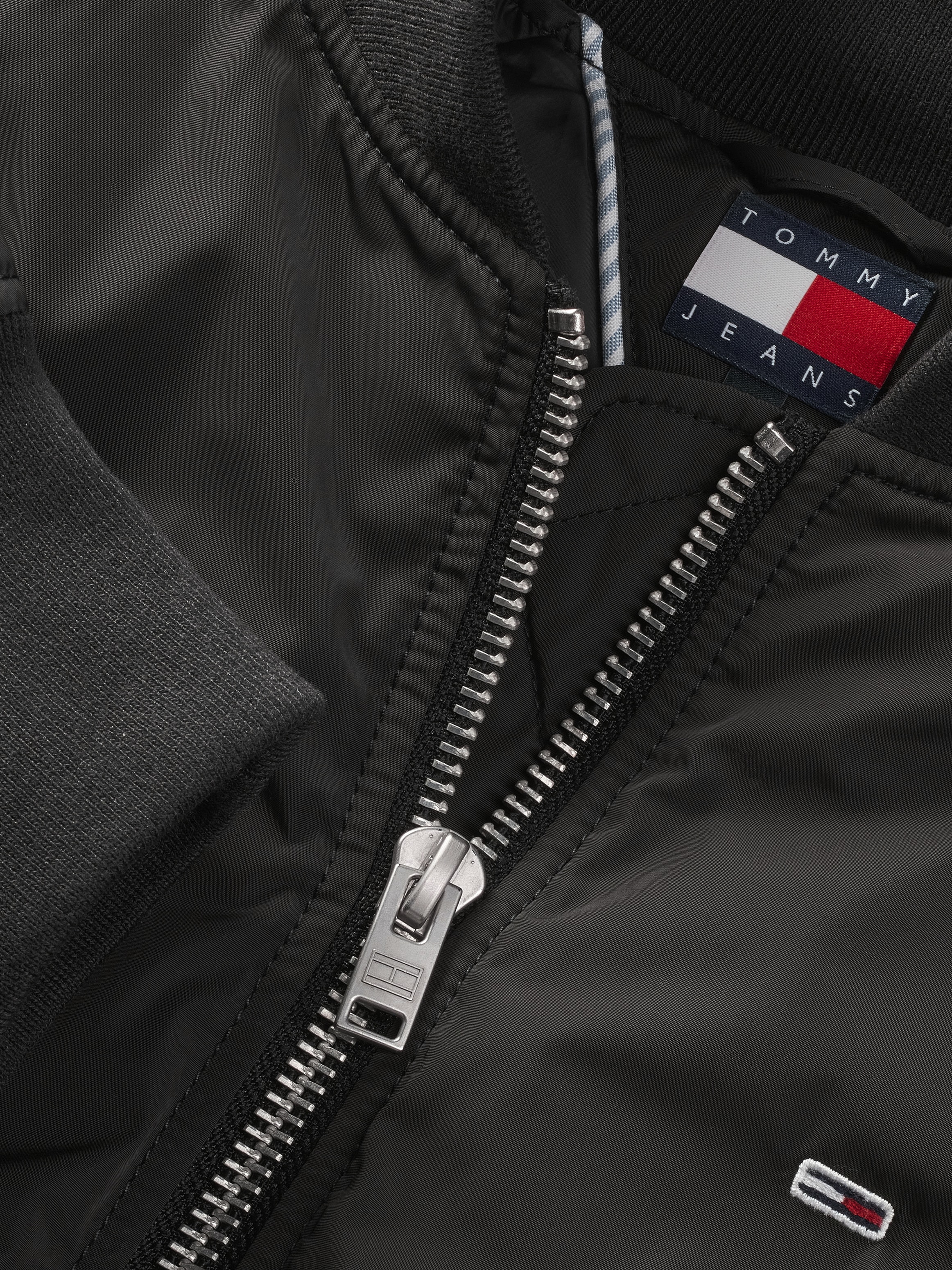 Tommy Jeans Bomberjacke mit leichter Wattierung, mit Logostickerei