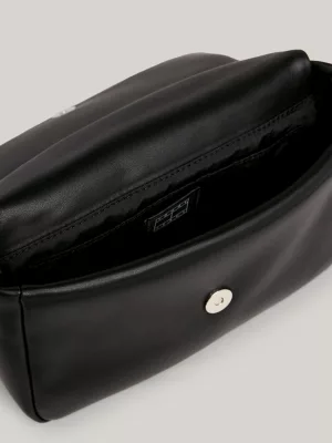 Bolsa transversal com aba e pingente de logotipo