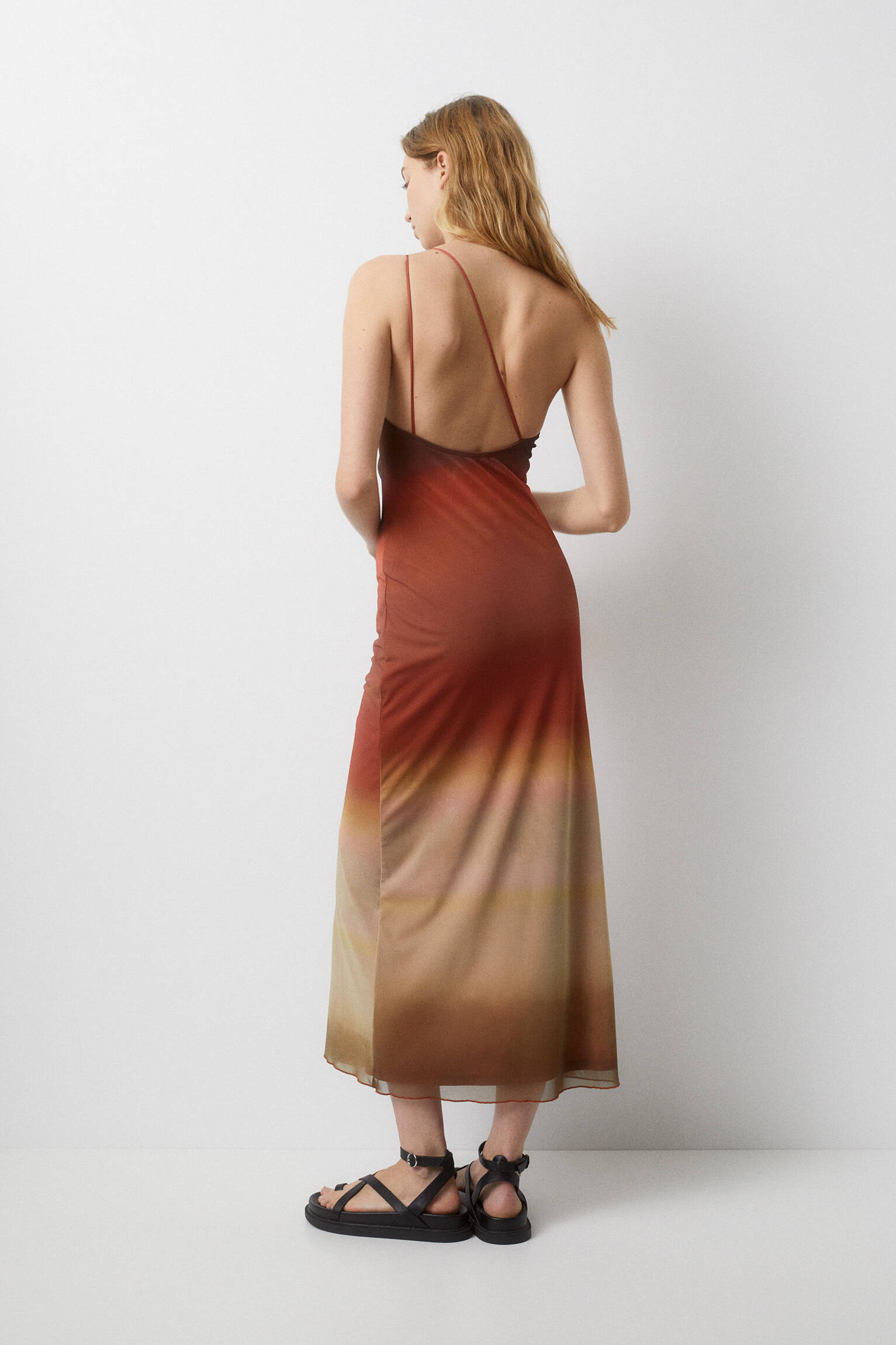 VESTIDO LONGO ASSIMÉTRICO DE TULE - TOM MARROM