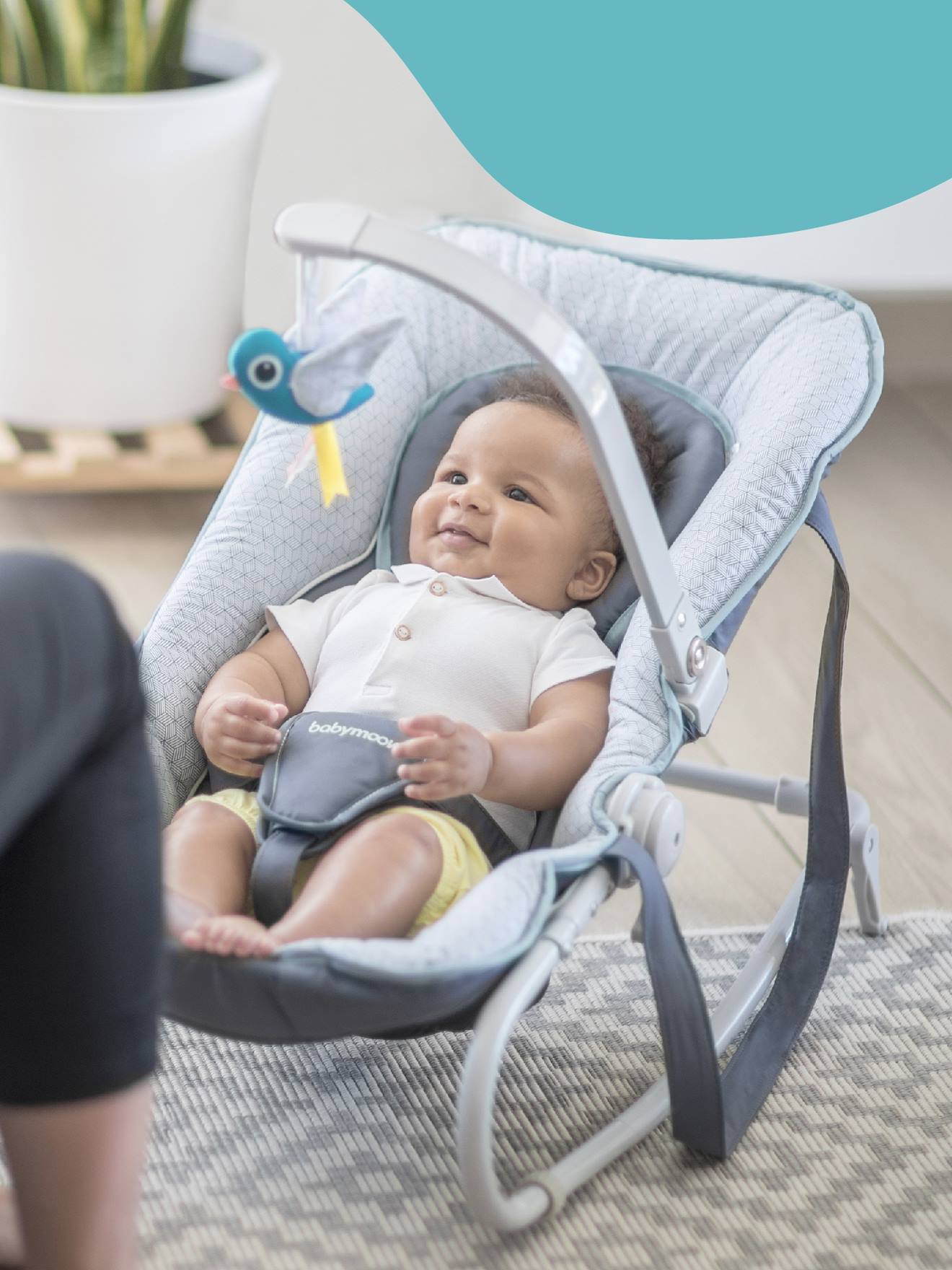Cadeira de balanço BABYMOOV Graphik com arco de atividades. Estampa azul clara.