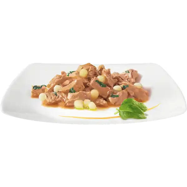A la Carte mit Huhn, garniert mit Spinat & Pasta-Perlen