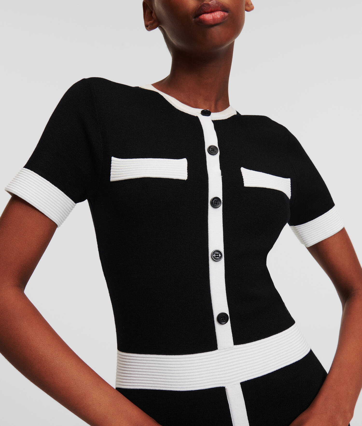 ROBE EN TRICOT À MANCHES COURTES