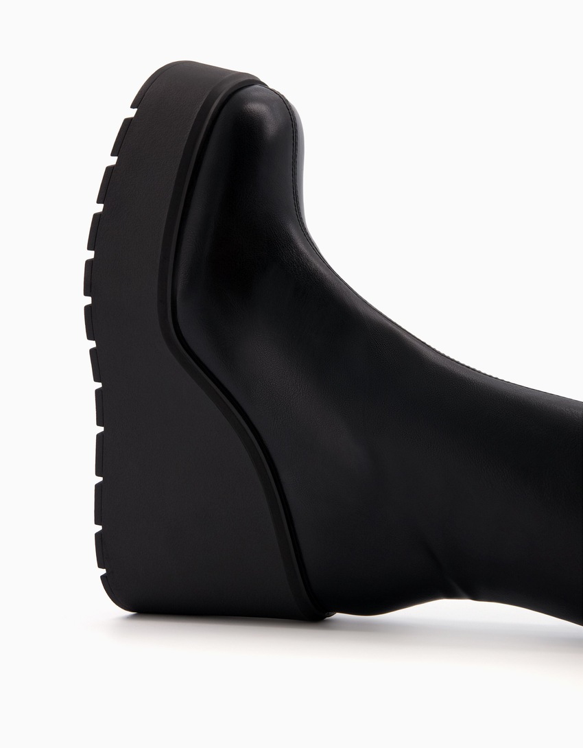Botas de cano curto com salto plataforma