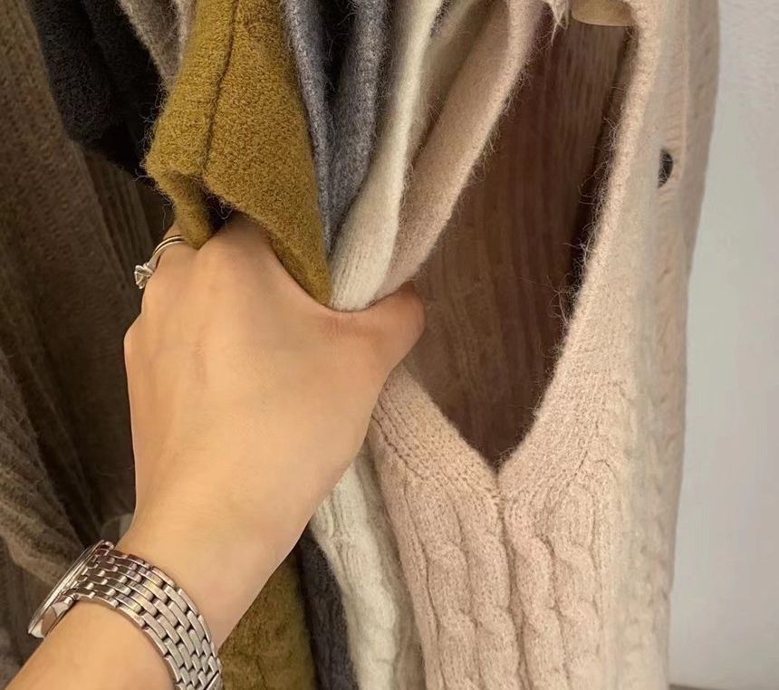 Rred - V-hals effen kabelgebreid vest met knoopjes