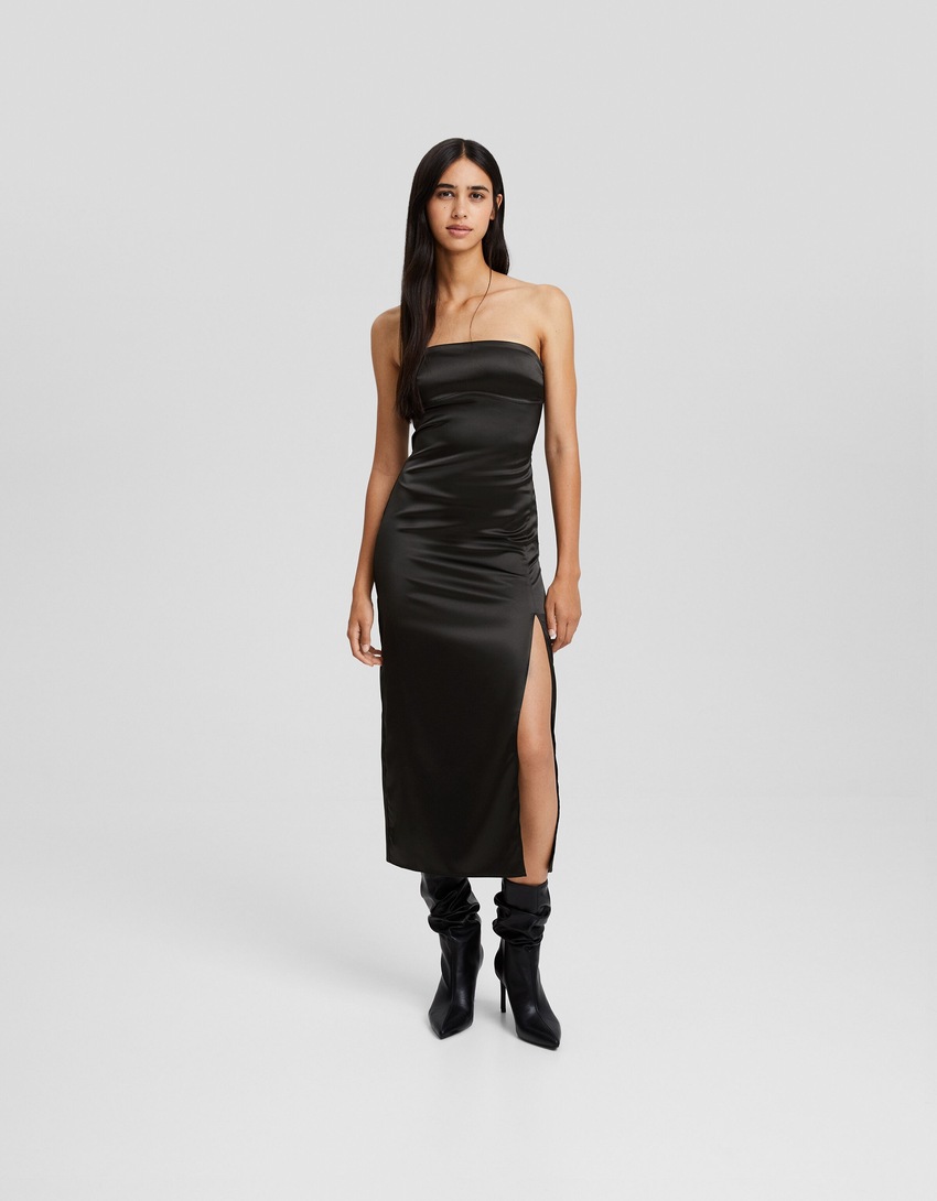 Vestido midi tomara que caia de cetim com amarração nas costas.