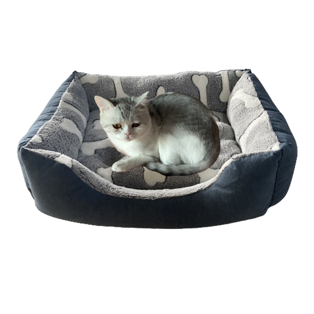 Cama retangular para animais de estimação com forro de pelúcia. Design de ossinhos.