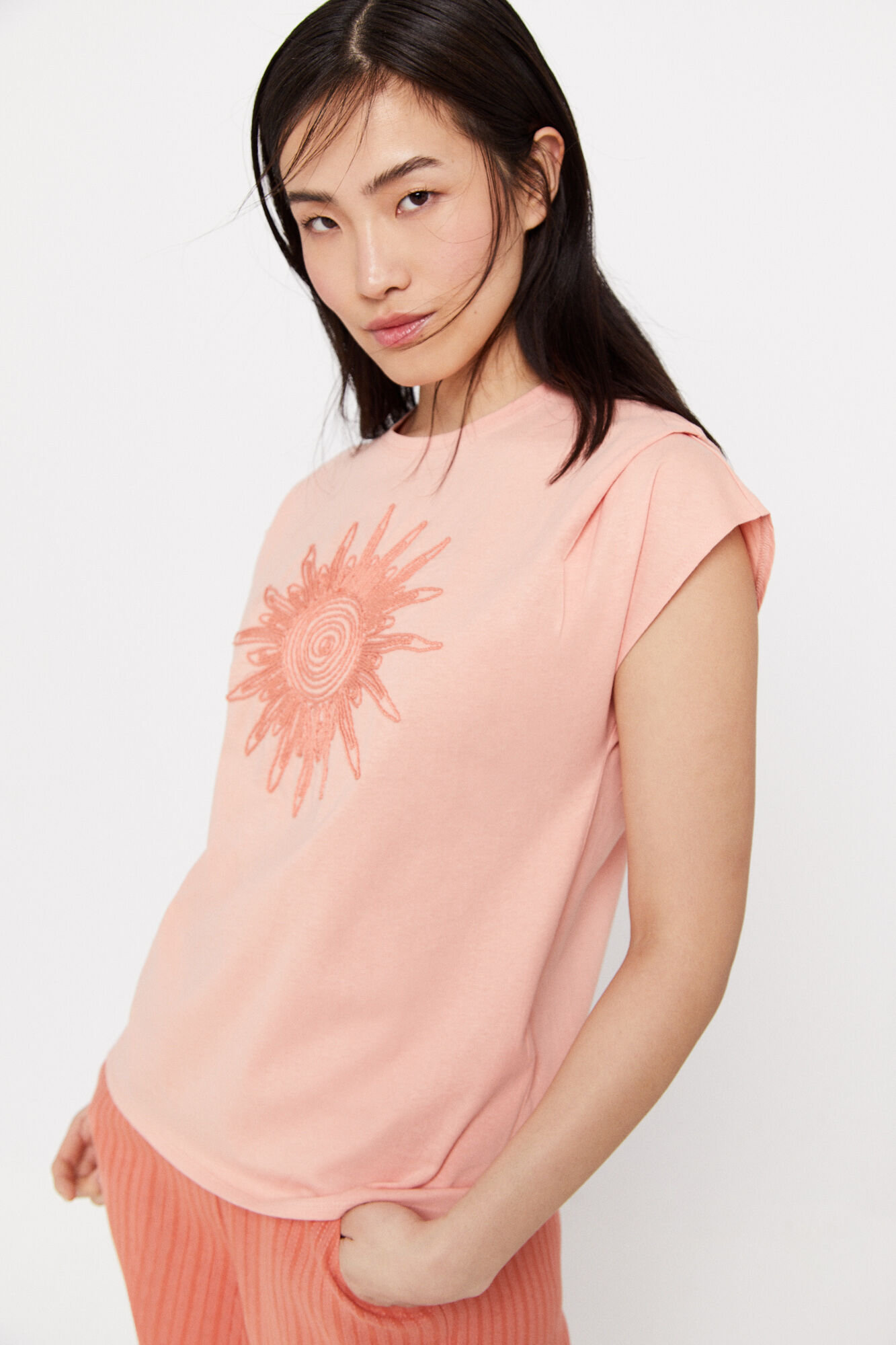 Camiseta com bordado em renda - Coral