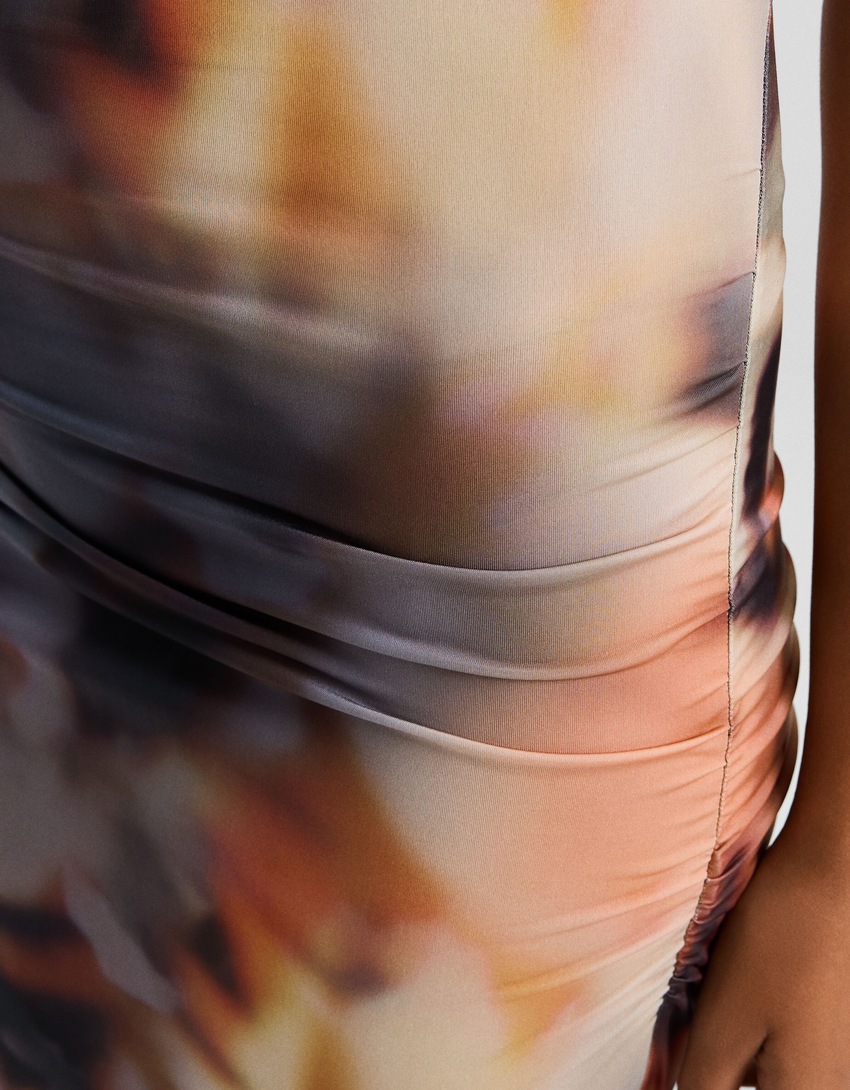 Vestido midi assimétrico franzido com estampa.