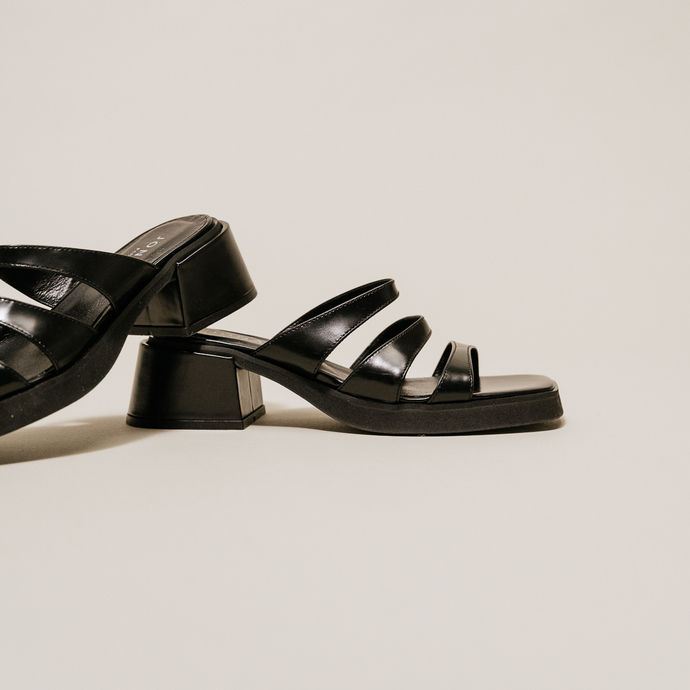 Mules à brides  en cuir glacé noir