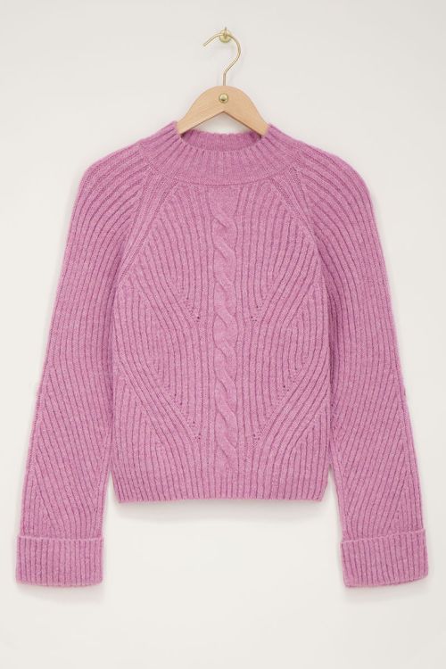 Roze trui met opgerolde mouwen