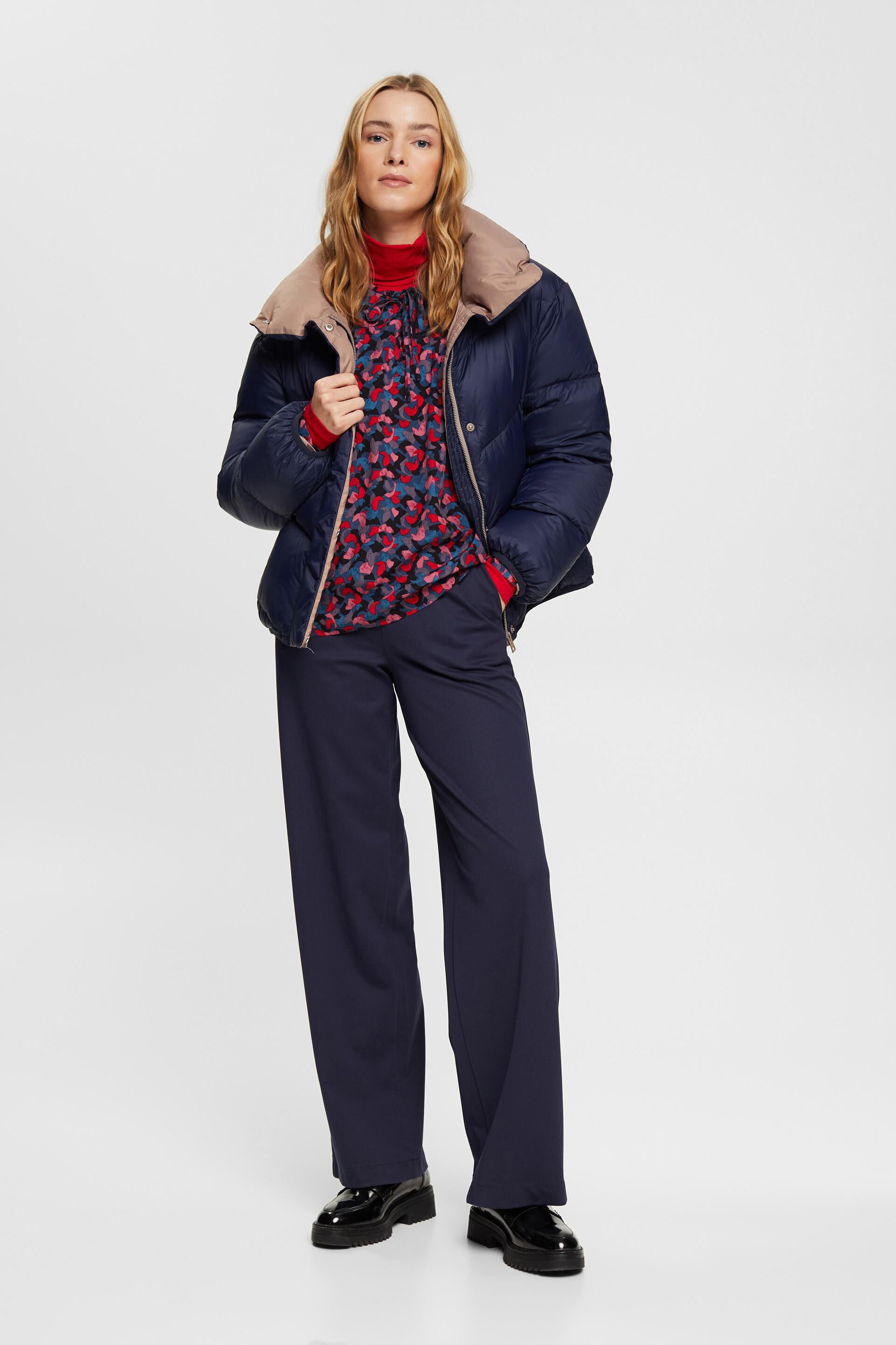 Blouse à motif ornée d’un détail noué