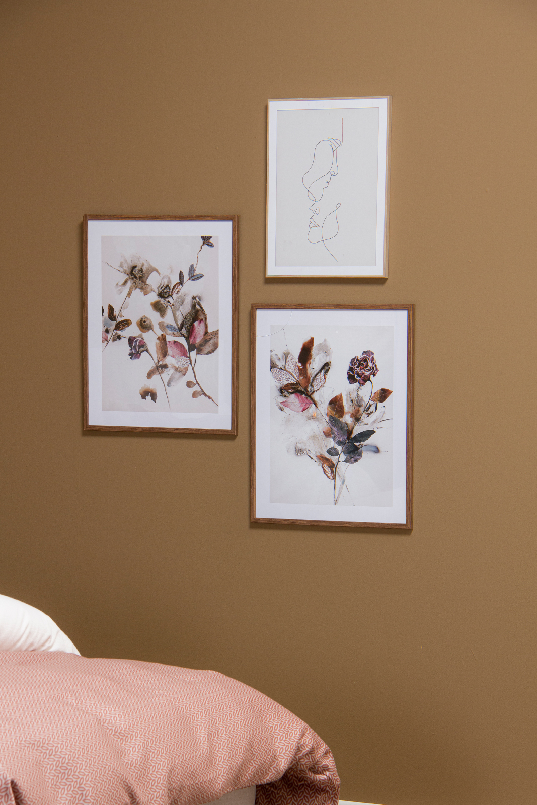 Newline Playing Flower II bilde Blomsterprint poster med valnøtt ramme. 40x50 cm