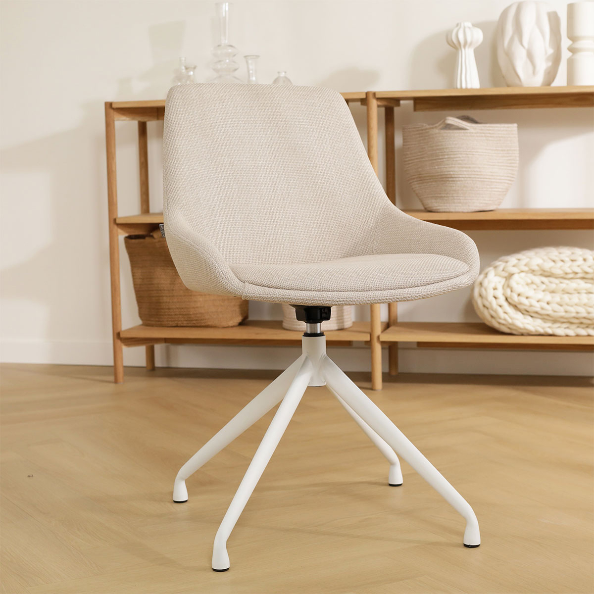 Eetkamerstoel Nola-Isa beige draaibaar - wit onderstel
