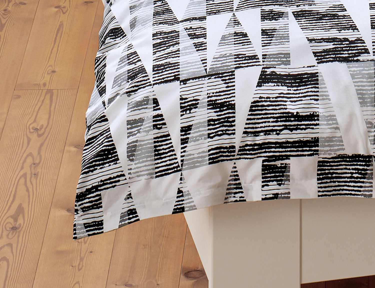 Bettwäsche mit Triangelmuster schwarz-weiss