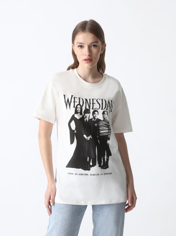 Camiseta WEDNESDAY ñ 2022™MGM Television Entertainment Inc - Bege
