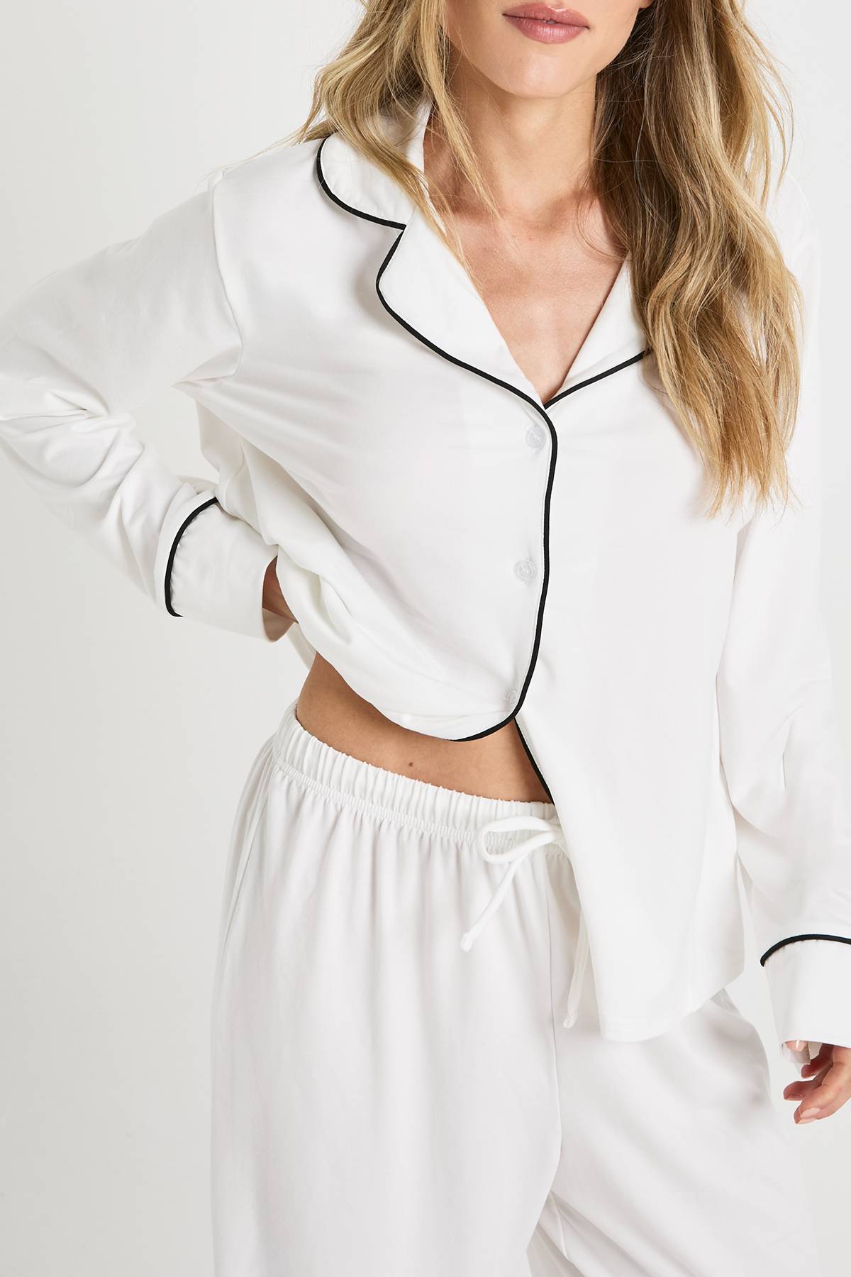 boohoo Ensemble De Pyjama Chemise À Manches Longues Et Pantalon Avec Détail De Passepoil En Jersey Petite