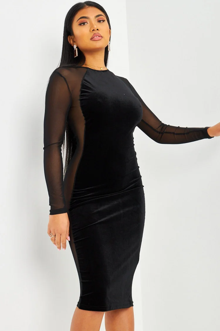 Robe noire en velours à empiècements transparents