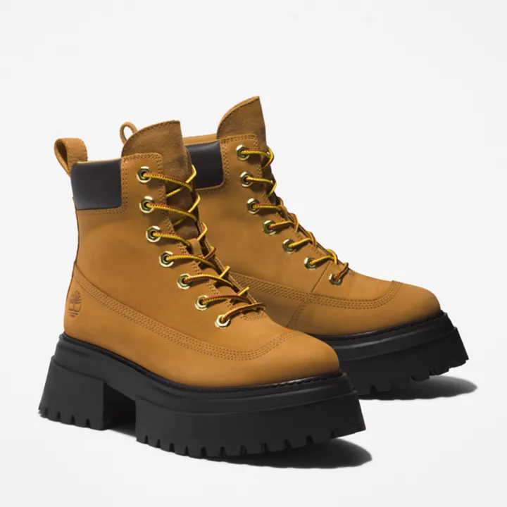 Bota Timberland Sky de 6 polegadas com cadarço para mulheres na cor amarela.