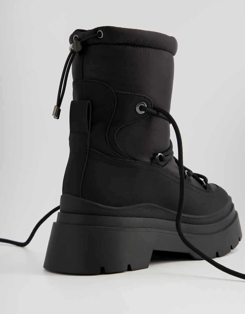 Botas de cano curto acolchoadas com detalhe de cadarço