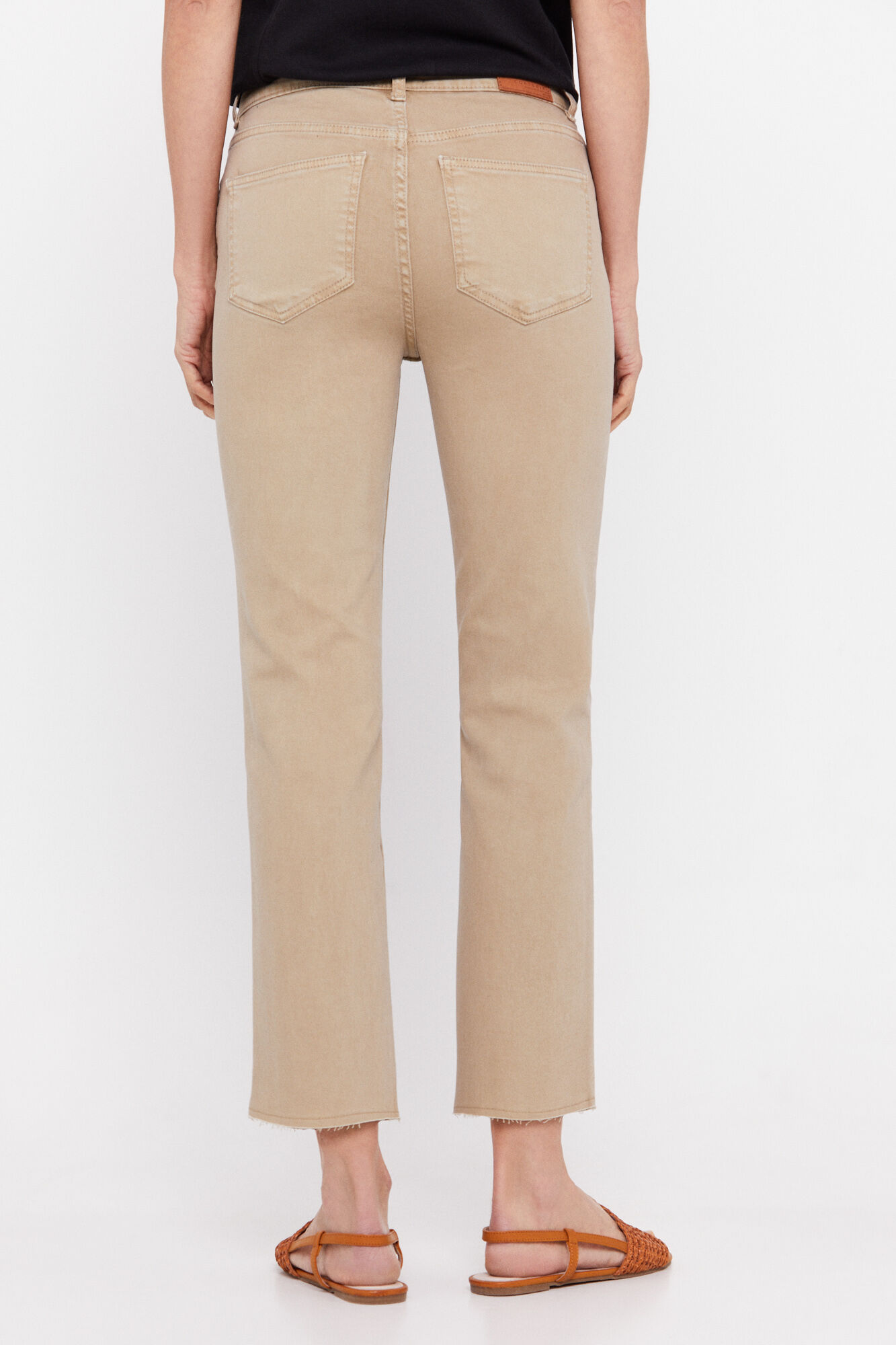 Calça cropped regular com 5 bolsos - Marrom