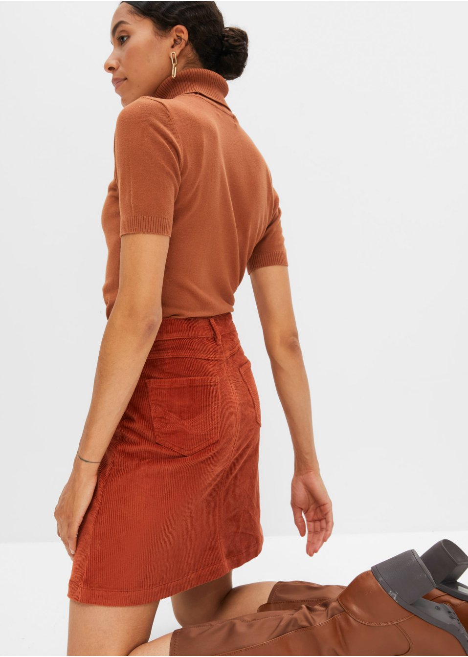 Jupe velours côtelé avec patte de boutonnage