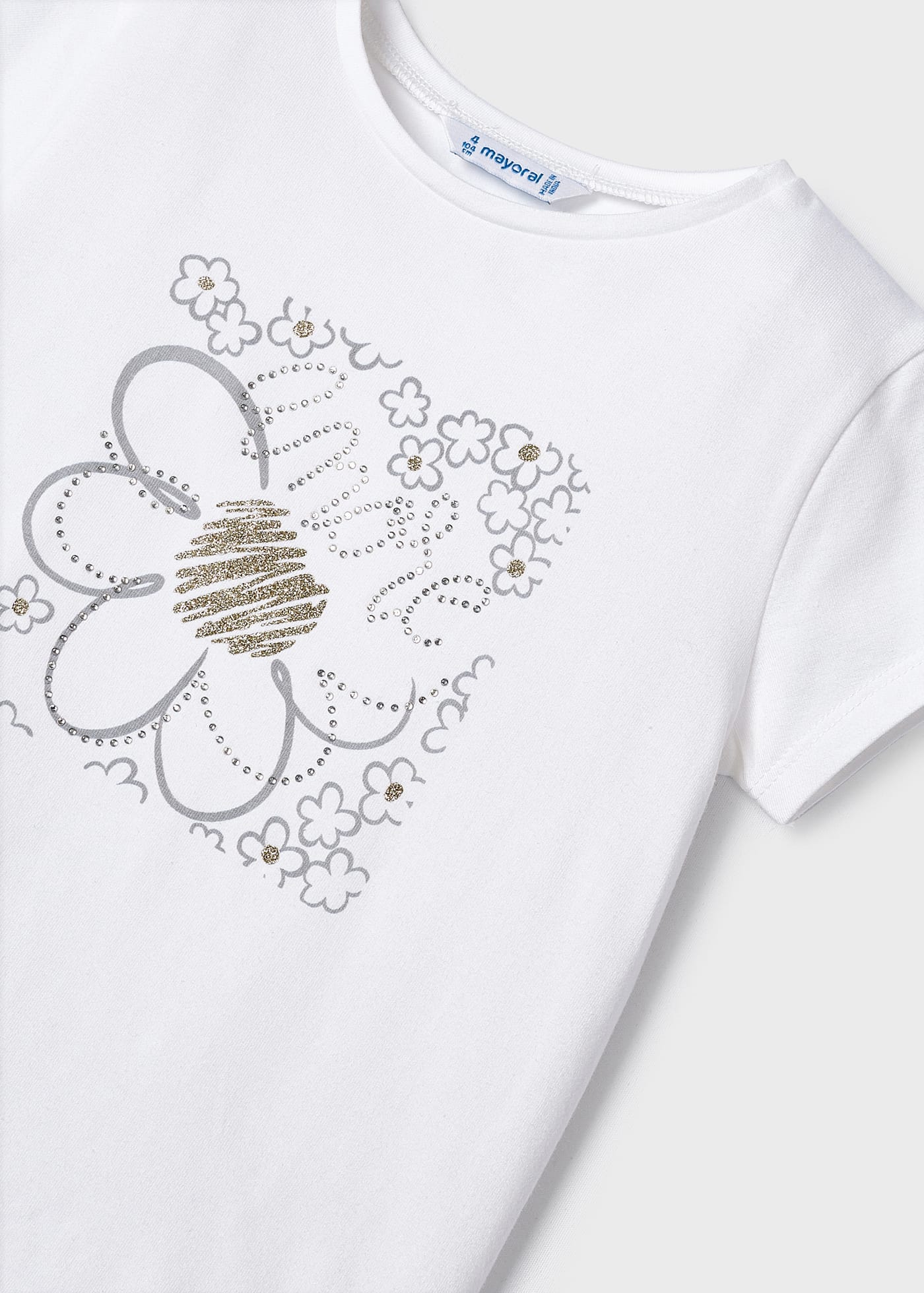 Camiseta de manga curta para meninas, feita de algodão sustentável.