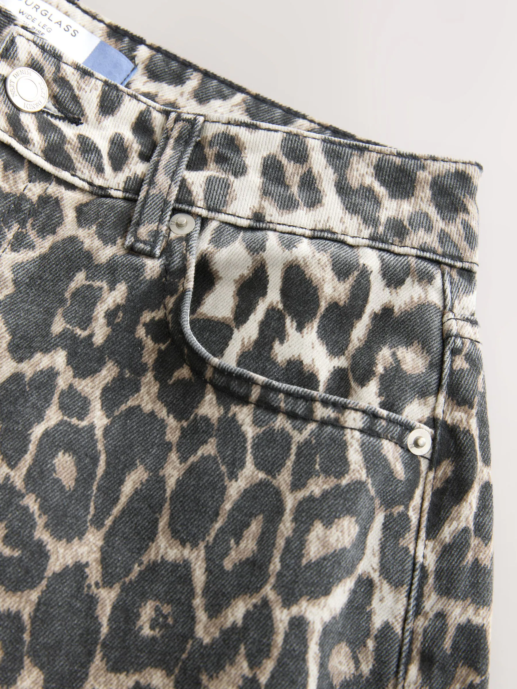 Luipaardprint - Jeans met zandloperpasvorm en wijde pijpen van 100% katoen