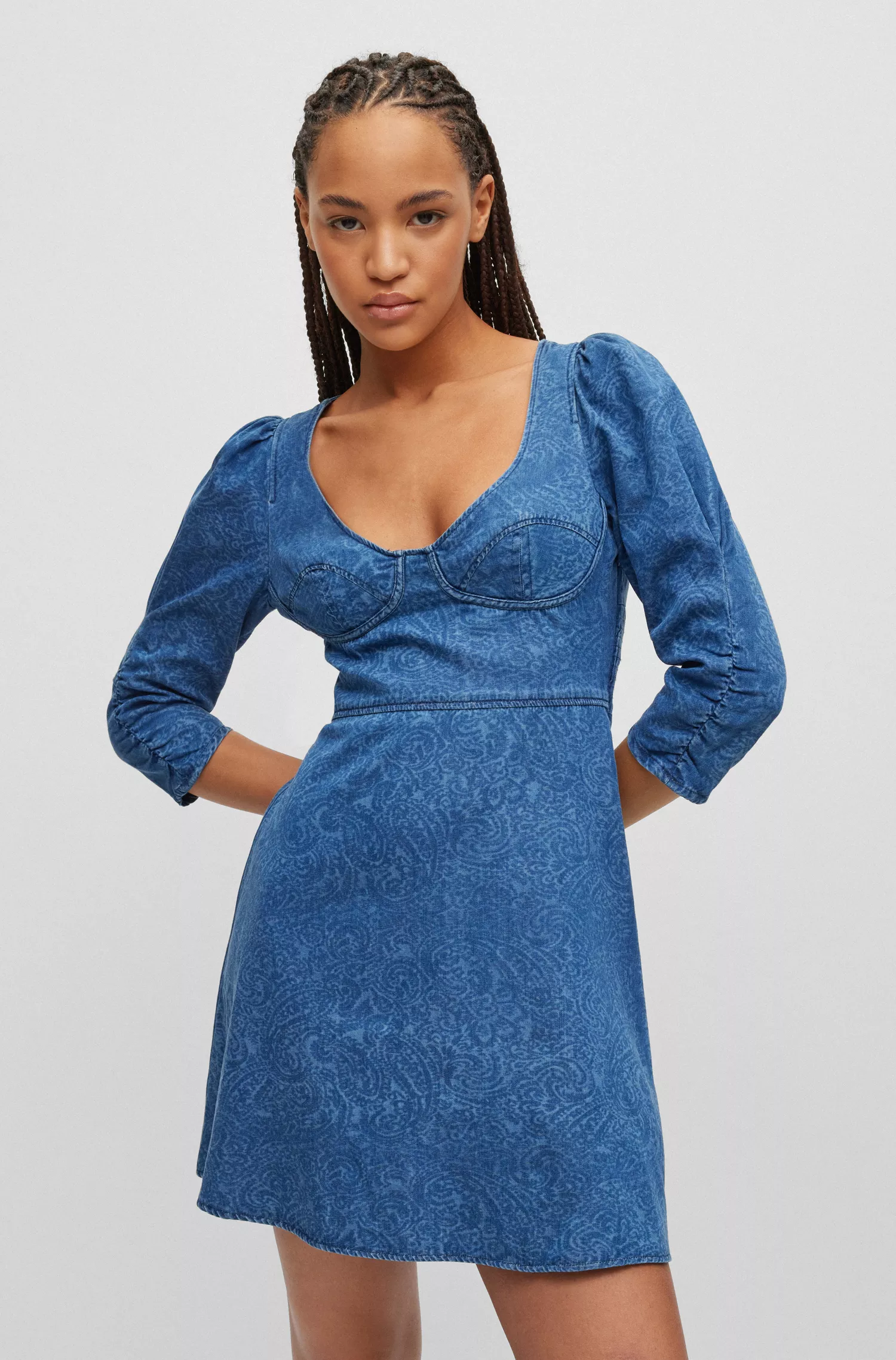 Vestido HUGO vermelho estilo bustiê com estampa paisley