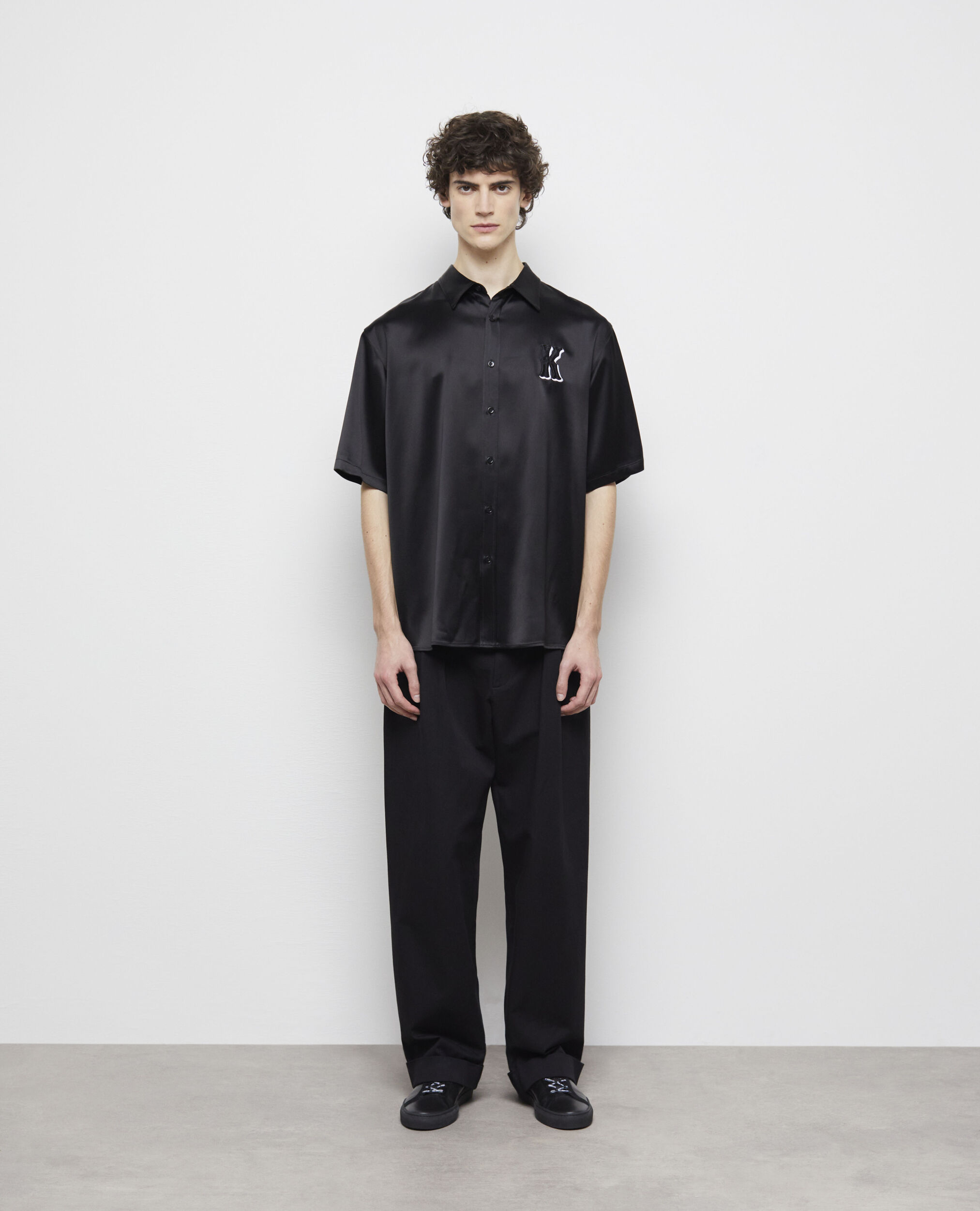 Chemise casual noire avec broderies