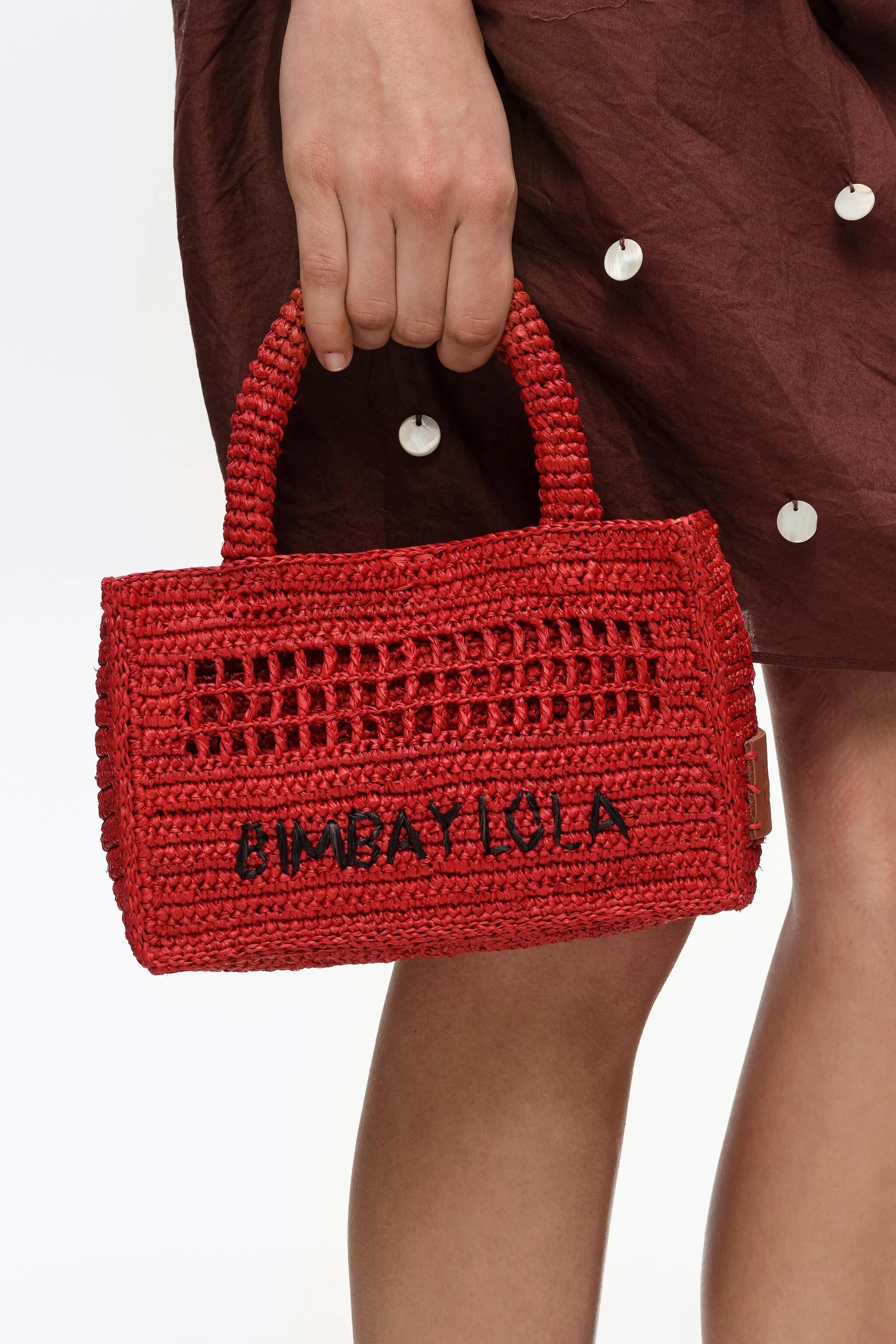 Bolsa mini trançada de ráfia vermelha