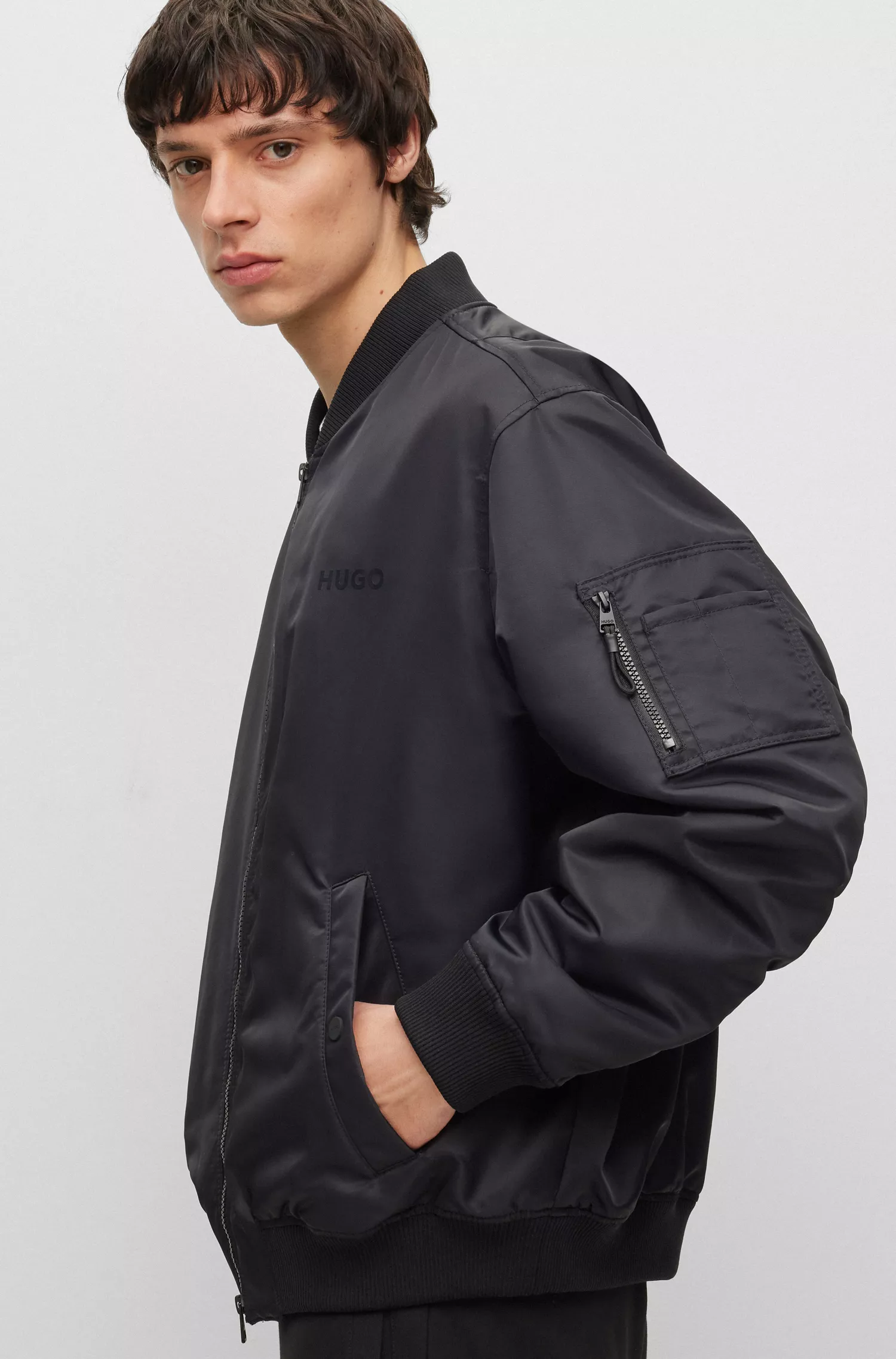 Jaqueta bomber HUGO vermelha, oversized, repelente à água e com estampa do logo.