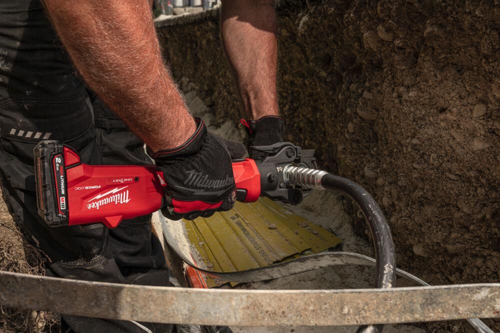 Milwaukee M18 ONEHCCT60-202C FORCE LOGIC™ Accu kabelkrimptang 60 kN 18V 2.0Ah in koffer - 4933479684