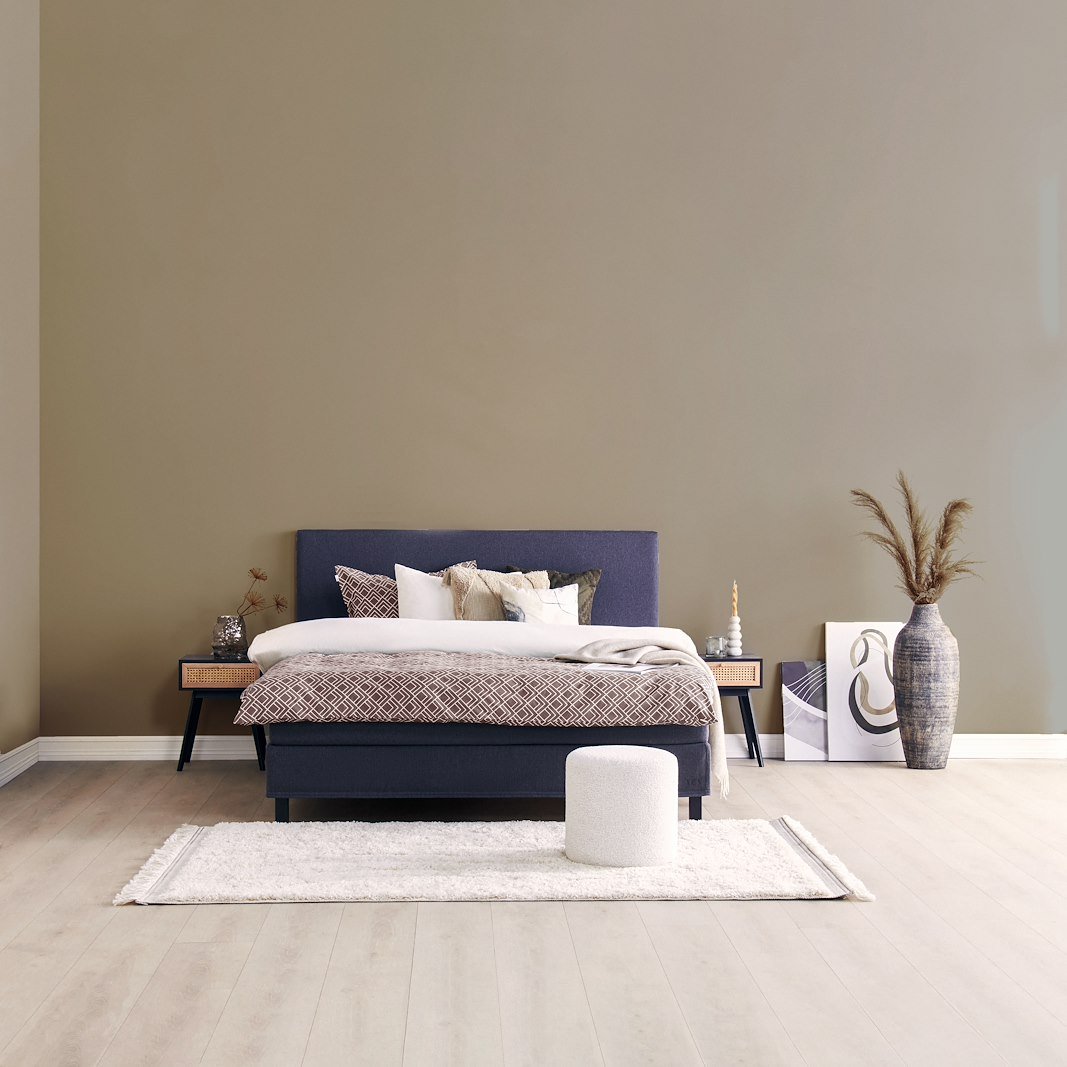 Komfort 1 kontinentalseng 150x200 cm i tekstil Juno Grå 96, XOV Komfort 3 overmadrass og firkantet sort ben 15 cm