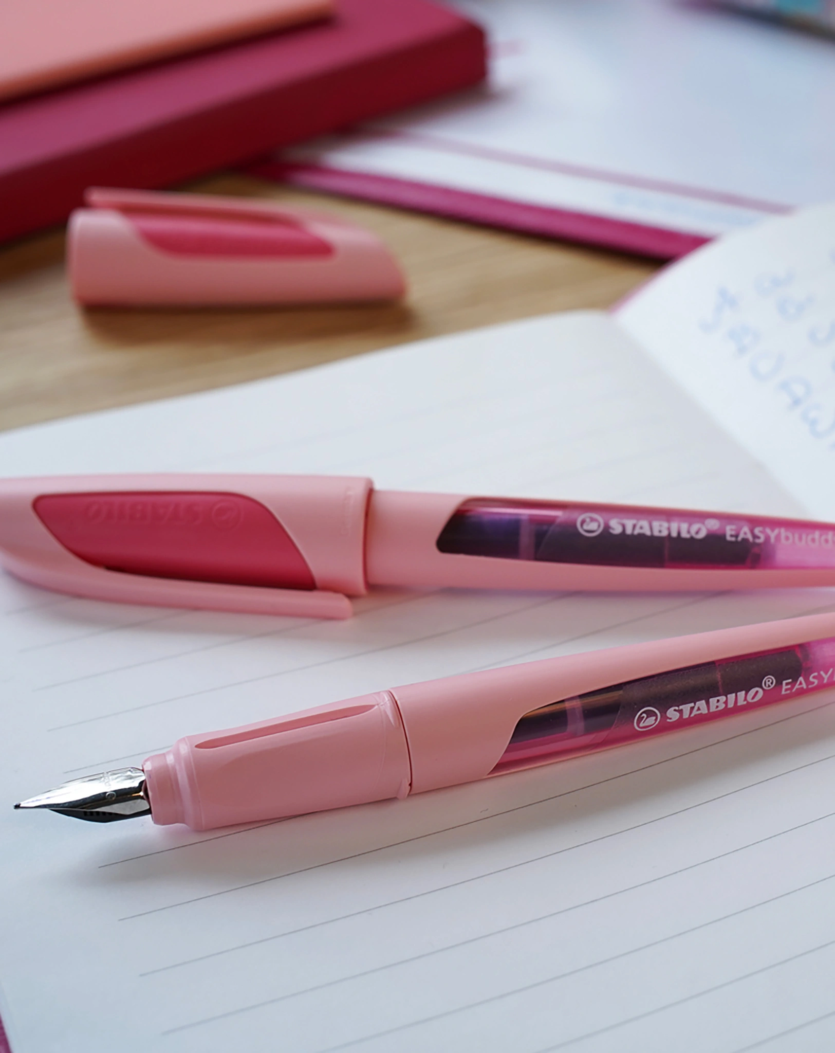 Schulfüller STABILO® EASYbuddy Pastel mit Standard-Feder M in rosiges rouge