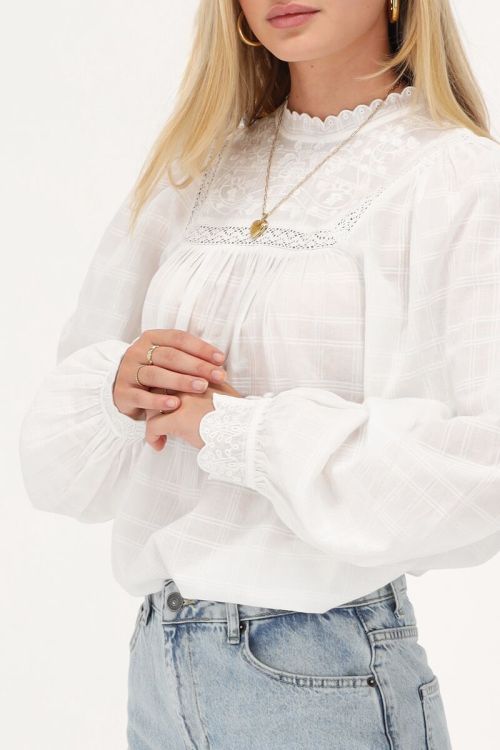 Witte top met tapes en embroidery