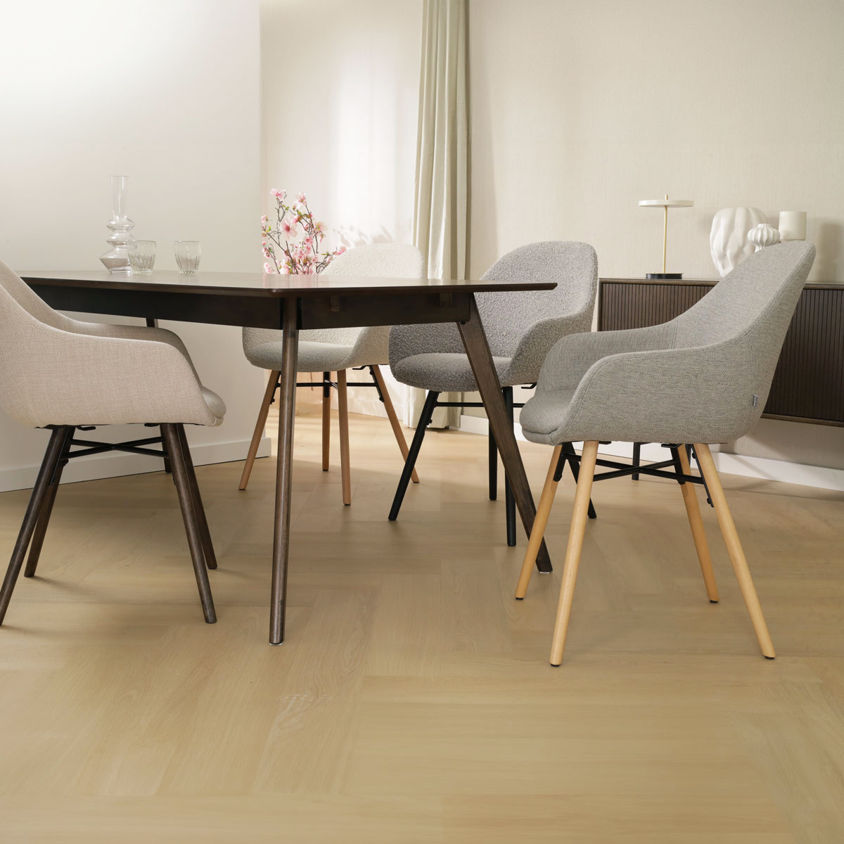 Eetkamerstoel Nena-Mae warm grijs - houten onderstel
