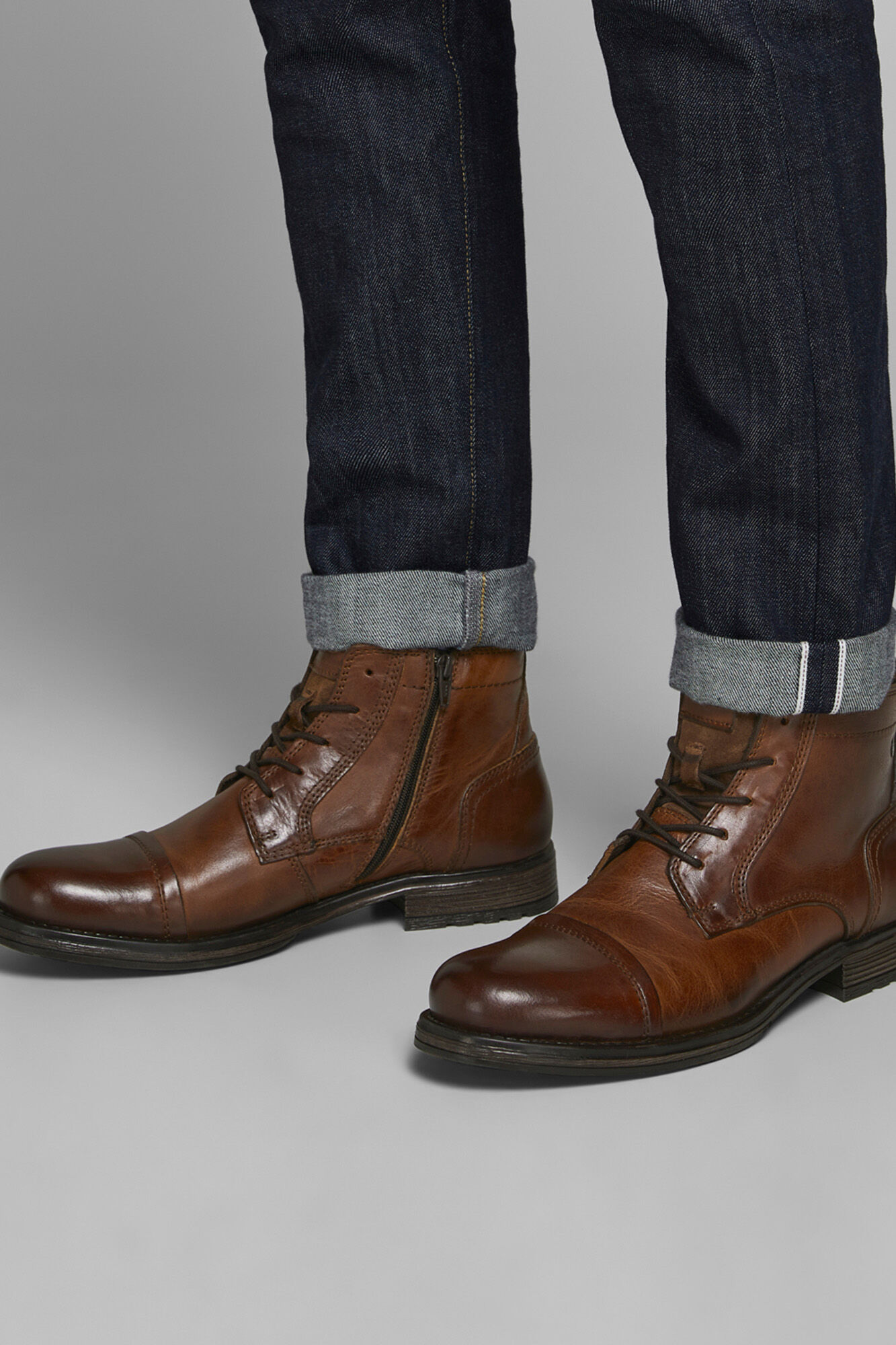 Bota de couro com sola tratorada