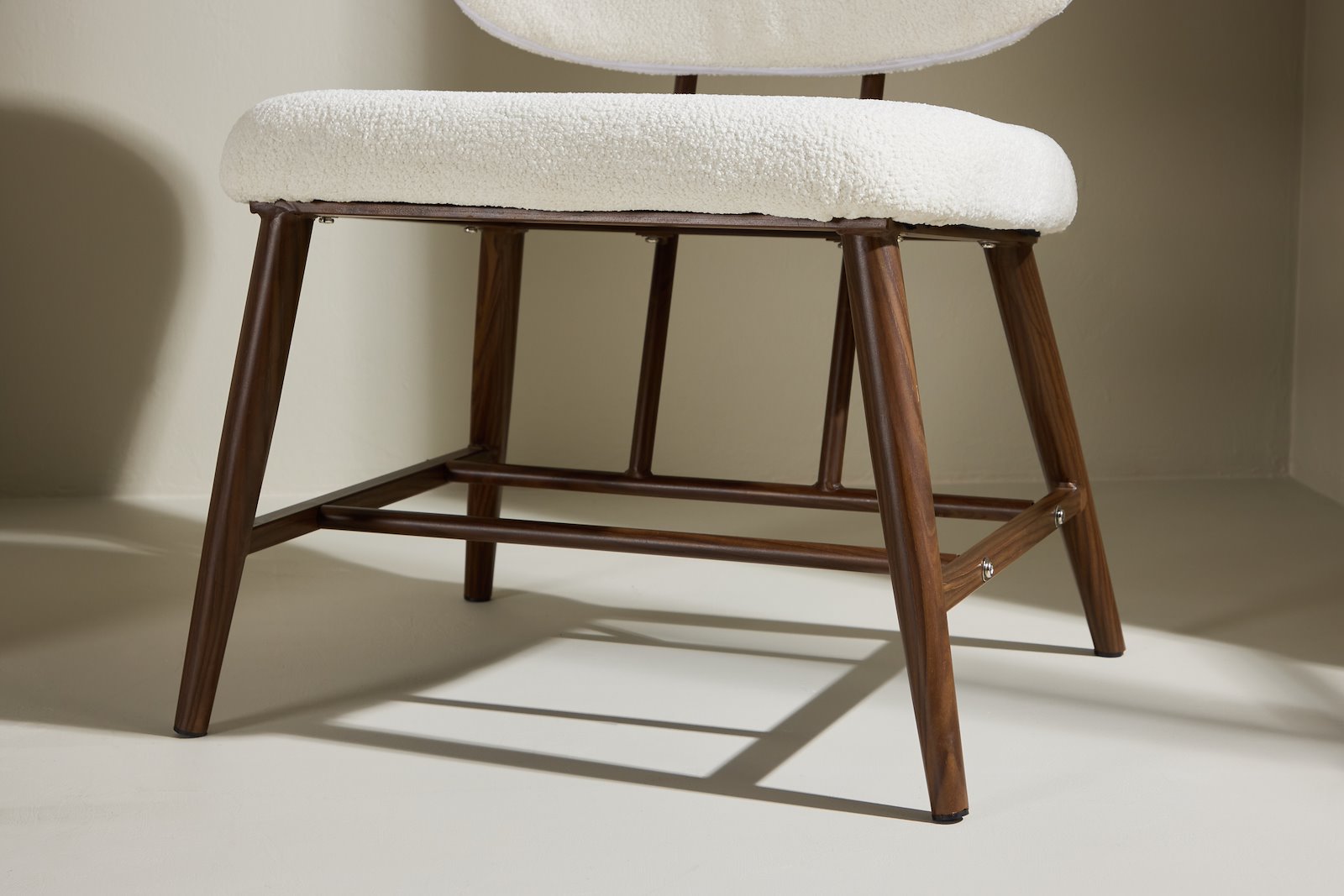 Midland stol Hvit boucle, brune ben