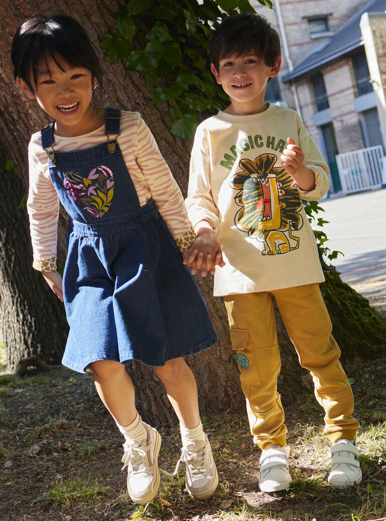 T-shirt réversible sur fond écru fille