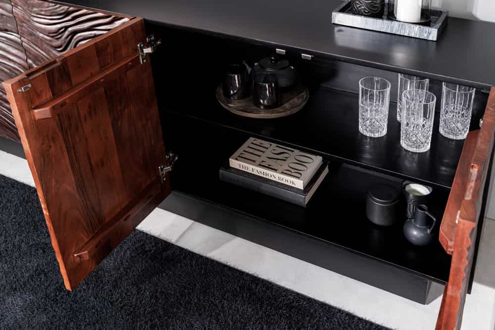 Massives Sideboard FLUID 175cm walnuss-braun Akazienholz 3D-Design schwarzer Sockelfuß