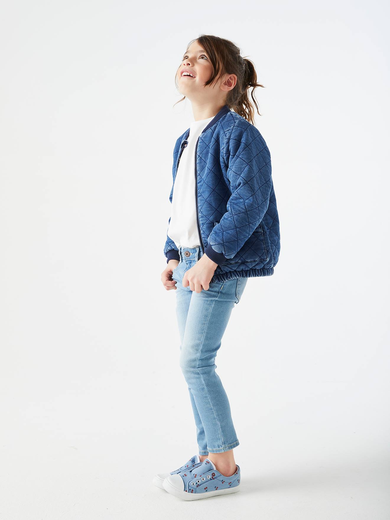 Tênis de tecido elástico para meninas, azul médio liso com estampas.