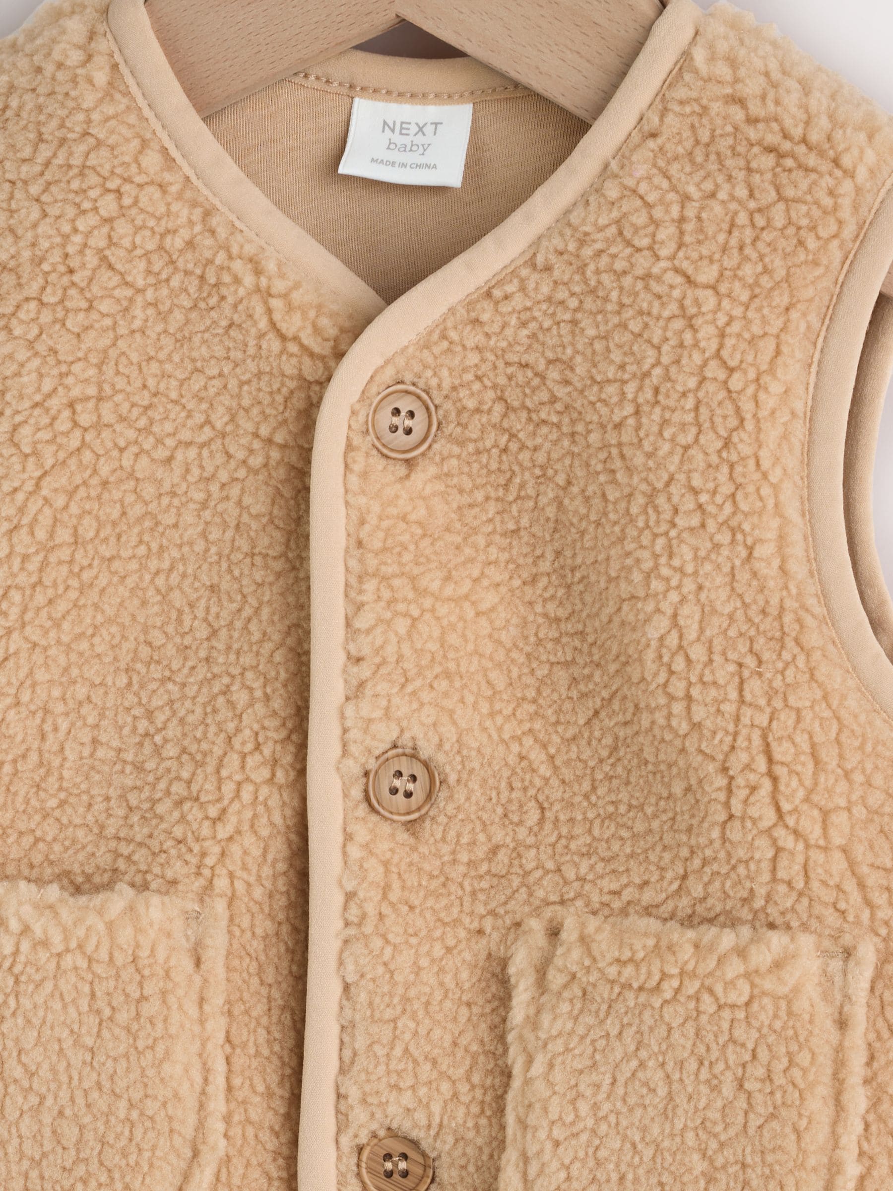 Toffeebruin - Babygilet van borg