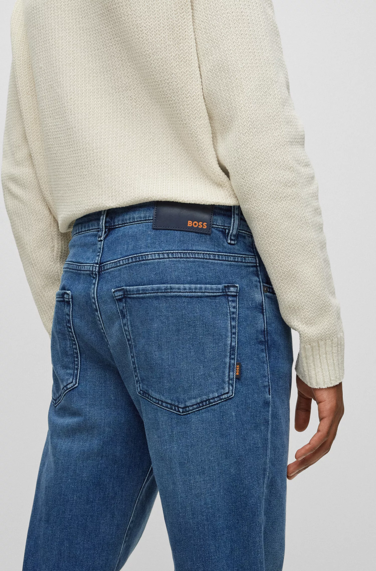 Calça jeans BOSS laranja, corte regular, em denim confortável e elástico na cor azul médio.