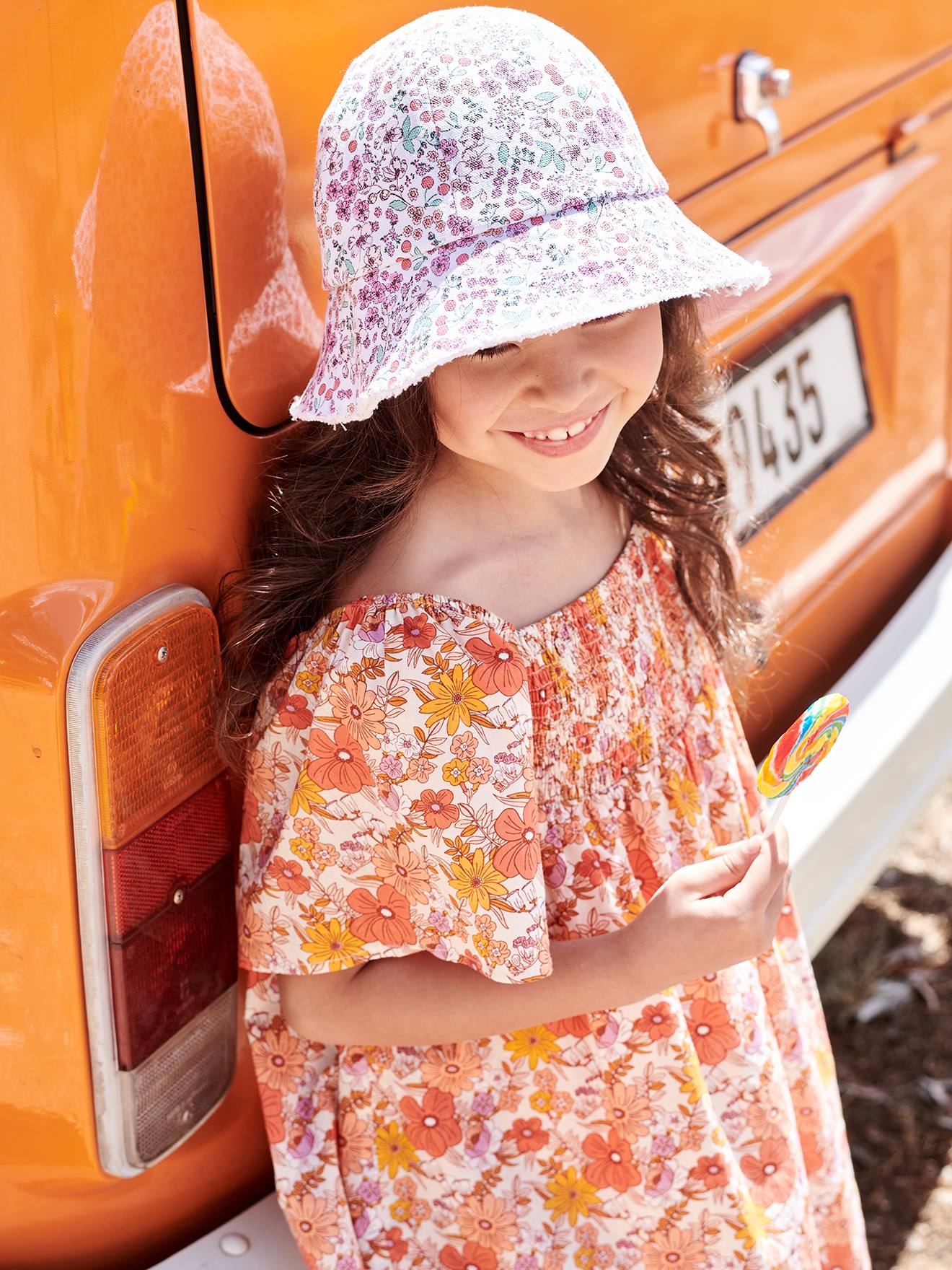 Vestido nude com estampa floral e detalhes franzidos para meninas